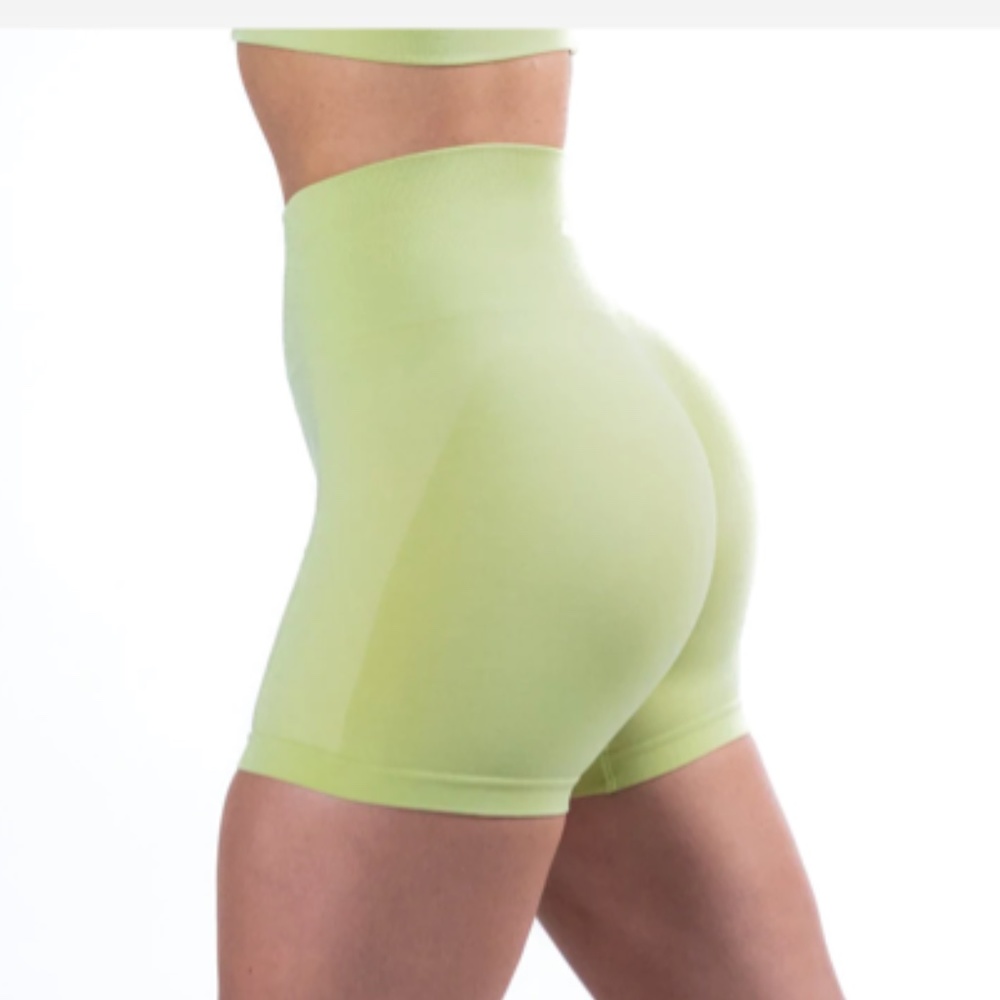 Alphalete Amplify shorts - frozen spring - M